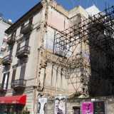 Palazzo Le Giare � sorto l�anno scorso nel �buco� presente ad angolo tra piazza Umberto e via Davanzati: uno spazio, frutto della demolizione di un antico fabbricato, rimasto vuoto per oltre 40 anni